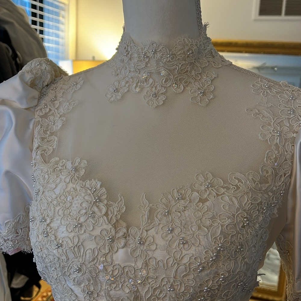 Elegant White Lace Wedding Dress - Picture 4 of 14